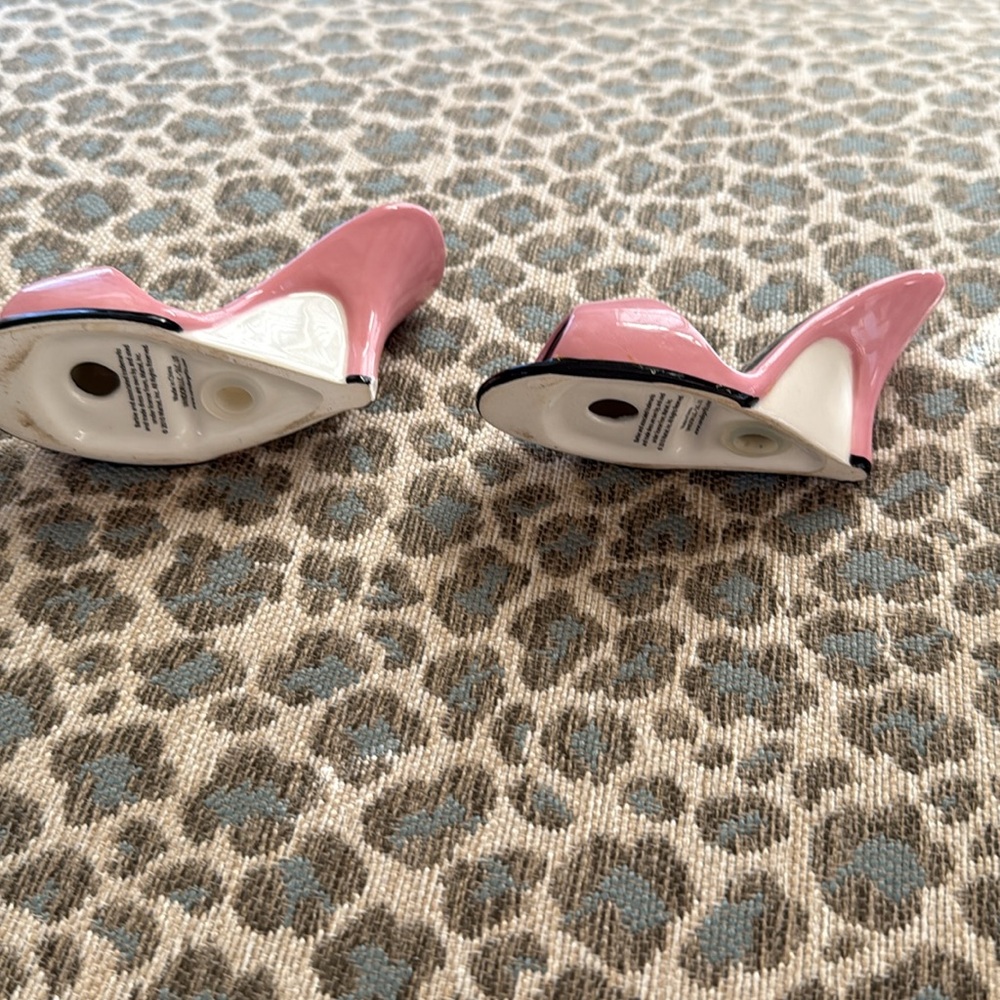Mattell Barbie salt and pepper high heel shakers - Picture 4 of 5